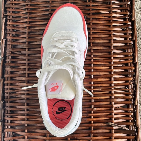 Women’s Nike Shoe - Picture 2 of 6